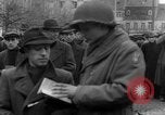 Image des civils allemands Aix-la-Chapelle en Allemagne, 1945, de la seconde 13 séquences d'archives historiques vidéo 65675042615