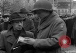Image des civils allemands Aix-la-Chapelle en Allemagne, 1945, de la seconde 14 séquences d'archives historiques vidéo 65675042615