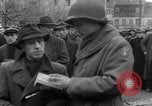 Image des civils allemands Aix-la-Chapelle en Allemagne, 1945, de la seconde 15 séquences d'archives historiques vidéo 65675042615