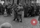 Image des civils allemands Aix-la-Chapelle en Allemagne, 1945, de la seconde 20 séquences d'archives historiques vidéo 65675042615