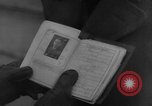 Image des civils allemands Aix-la-Chapelle en Allemagne, 1945, de la seconde 28 séquences d'archives historiques vidéo 65675042615