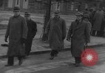 Image des civils allemands Aix-la-Chapelle en Allemagne, 1945, de la seconde 31 séquences d'archives historiques vidéo 65675042615