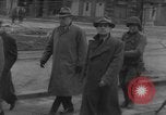 Image des civils allemands Aix-la-Chapelle en Allemagne, 1945, de la seconde 33 séquences d'archives historiques vidéo 65675042615