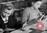 Standbild Hof in Sitzung Deutschland, 1946, aus Sekunde 18 historischem Filmmaterial Videoclip 65675042619