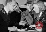 Standbild Hof in Sitzung Deutschland, 1946, aus Sekunde 21 historischem Filmmaterial Videoclip 65675042619