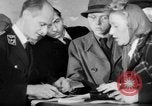 Standbild Hof in Sitzung Deutschland, 1946, aus Sekunde 22 historischem Filmmaterial Videoclip 65675042619
