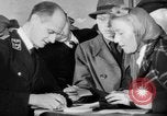 Standbild Hof in Sitzung Deutschland, 1946, aus Sekunde 23 historischem Filmmaterial Videoclip 65675042619