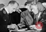 Standbild Hof in Sitzung Deutschland, 1946, aus Sekunde 24 historischem Filmmaterial Videoclip 65675042619