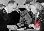 Standbild Hof in Sitzung Deutschland, 1946, aus Sekunde 25 historischem Filmmaterial Videoclip 65675042619