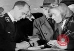 Standbild Hof in Sitzung Deutschland, 1946, aus Sekunde 26 historischem Filmmaterial Videoclip 65675042619