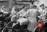 Standbild Hof in Sitzung Deutschland, 1946, aus Sekunde 33 historischem Filmmaterial Videoclip 65675042619