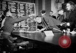 Standbild Hof in Sitzung Deutschland, 1946, aus Sekunde 43 historischem Filmmaterial Videoclip 65675042619