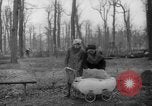 Standbild Deutsche Schneiden von Bäumen für Kraftstoff in Berlin nach Zweiten Weltkrieg Berlin Deutschland, 1945, aus Sekunde 33 historischem Filmmaterial Videoclip 65675042630