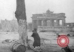 Standbild Schneiden von Bäumen Berlin Deutschland, 1945, aus Sekunde 1 historischem Filmmaterial Videoclip 65675042631