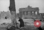 Standbild Schneiden von Bäumen Berlin Deutschland, 1945, aus Sekunde 4 historischem Filmmaterial Videoclip 65675042631