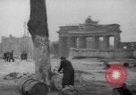 Standbild Schneiden von Bäumen Berlin Deutschland, 1945, aus Sekunde 6 historischem Filmmaterial Videoclip 65675042631
