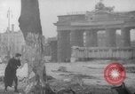 Standbild Schneiden von Bäumen Berlin Deutschland, 1945, aus Sekunde 7 historischem Filmmaterial Videoclip 65675042631