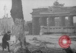 Standbild Schneiden von Bäumen Berlin Deutschland, 1945, aus Sekunde 8 historischem Filmmaterial Videoclip 65675042631