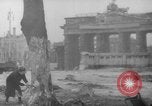 Standbild Schneiden von Bäumen Berlin Deutschland, 1945, aus Sekunde 9 historischem Filmmaterial Videoclip 65675042631