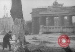 Standbild Schneiden von Bäumen Berlin Deutschland, 1945, aus Sekunde 11 historischem Filmmaterial Videoclip 65675042631