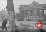 Standbild Schneiden von Bäumen Berlin Deutschland, 1945, aus Sekunde 12 historischem Filmmaterial Videoclip 65675042631