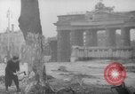 Standbild Schneiden von Bäumen Berlin Deutschland, 1945, aus Sekunde 13 historischem Filmmaterial Videoclip 65675042631