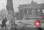 Standbild Schneiden von Bäumen Berlin Deutschland, 1945, aus Sekunde 14 historischem Filmmaterial Videoclip 65675042631