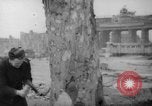Standbild Schneiden von Bäumen Berlin Deutschland, 1945, aus Sekunde 17 historischem Filmmaterial Videoclip 65675042631