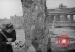 Standbild Schneiden von Bäumen Berlin Deutschland, 1945, aus Sekunde 18 historischem Filmmaterial Videoclip 65675042631