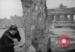 Standbild Schneiden von Bäumen Berlin Deutschland, 1945, aus Sekunde 19 historischem Filmmaterial Videoclip 65675042631