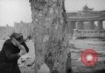 Standbild Schneiden von Bäumen Berlin Deutschland, 1945, aus Sekunde 21 historischem Filmmaterial Videoclip 65675042631