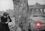 Standbild Schneiden von Bäumen Berlin Deutschland, 1945, aus Sekunde 22 historischem Filmmaterial Videoclip 65675042631