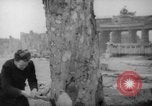 Standbild Schneiden von Bäumen Berlin Deutschland, 1945, aus Sekunde 24 historischem Filmmaterial Videoclip 65675042631