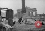 Standbild Schneiden von Bäumen Berlin Deutschland, 1945, aus Sekunde 25 historischem Filmmaterial Videoclip 65675042631