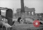 Standbild Schneiden von Bäumen Berlin Deutschland, 1945, aus Sekunde 26 historischem Filmmaterial Videoclip 65675042631