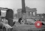Standbild Schneiden von Bäumen Berlin Deutschland, 1945, aus Sekunde 28 historischem Filmmaterial Videoclip 65675042631