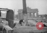 Standbild Schneiden von Bäumen Berlin Deutschland, 1945, aus Sekunde 29 historischem Filmmaterial Videoclip 65675042631