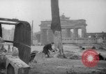 Standbild Schneiden von Bäumen Berlin Deutschland, 1945, aus Sekunde 31 historischem Filmmaterial Videoclip 65675042631