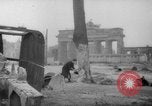 Standbild Schneiden von Bäumen Berlin Deutschland, 1945, aus Sekunde 32 historischem Filmmaterial Videoclip 65675042631