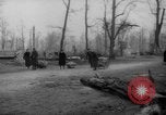 Standbild Schneiden von Bäumen Berlin Deutschland, 1945, aus Sekunde 35 historischem Filmmaterial Videoclip 65675042631