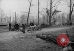 Standbild Schneiden von Bäumen Berlin Deutschland, 1945, aus Sekunde 37 historischem Filmmaterial Videoclip 65675042631