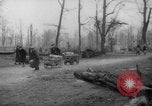 Standbild Schneiden von Bäumen Berlin Deutschland, 1945, aus Sekunde 38 historischem Filmmaterial Videoclip 65675042631