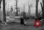 Standbild Schneiden von Bäumen Berlin Deutschland, 1945, aus Sekunde 42 historischem Filmmaterial Videoclip 65675042631