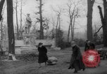 Standbild Schneiden von Bäumen Berlin Deutschland, 1945, aus Sekunde 43 historischem Filmmaterial Videoclip 65675042631