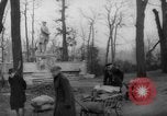 Standbild Schneiden von Bäumen Berlin Deutschland, 1945, aus Sekunde 45 historischem Filmmaterial Videoclip 65675042631