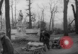 Standbild Schneiden von Bäumen Berlin Deutschland, 1945, aus Sekunde 46 historischem Filmmaterial Videoclip 65675042631