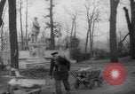 Standbild Schneiden von Bäumen Berlin Deutschland, 1945, aus Sekunde 47 historischem Filmmaterial Videoclip 65675042631