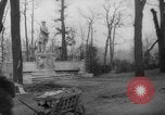 Standbild Schneiden von Bäumen Berlin Deutschland, 1945, aus Sekunde 49 historischem Filmmaterial Videoclip 65675042631