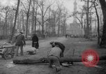 Standbild Schneiden von Bäumen Berlin Deutschland, 1945, aus Sekunde 52 historischem Filmmaterial Videoclip 65675042631