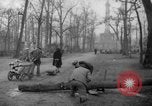 Standbild Schneiden von Bäumen Berlin Deutschland, 1945, aus Sekunde 53 historischem Filmmaterial Videoclip 65675042631